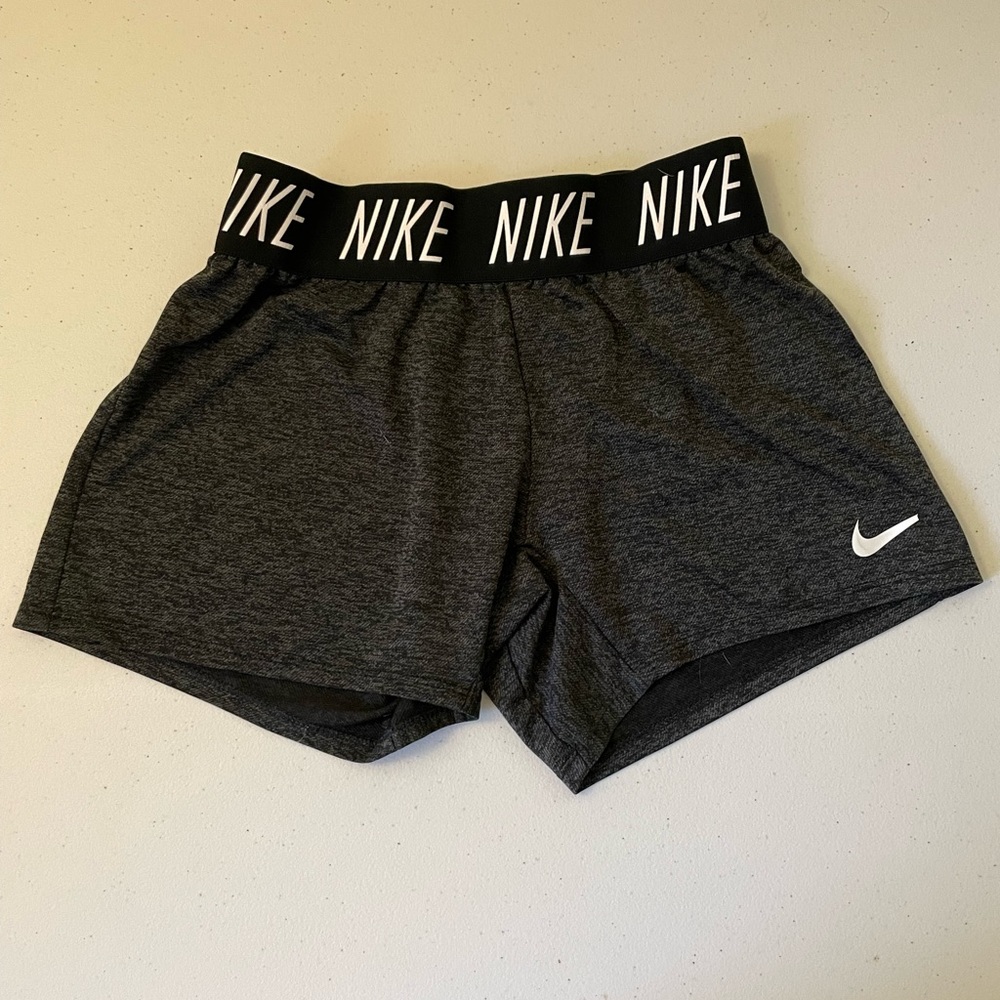 Nike Women’s Shorts Size Medium Grey Tight Fitting Shorts SKU 15